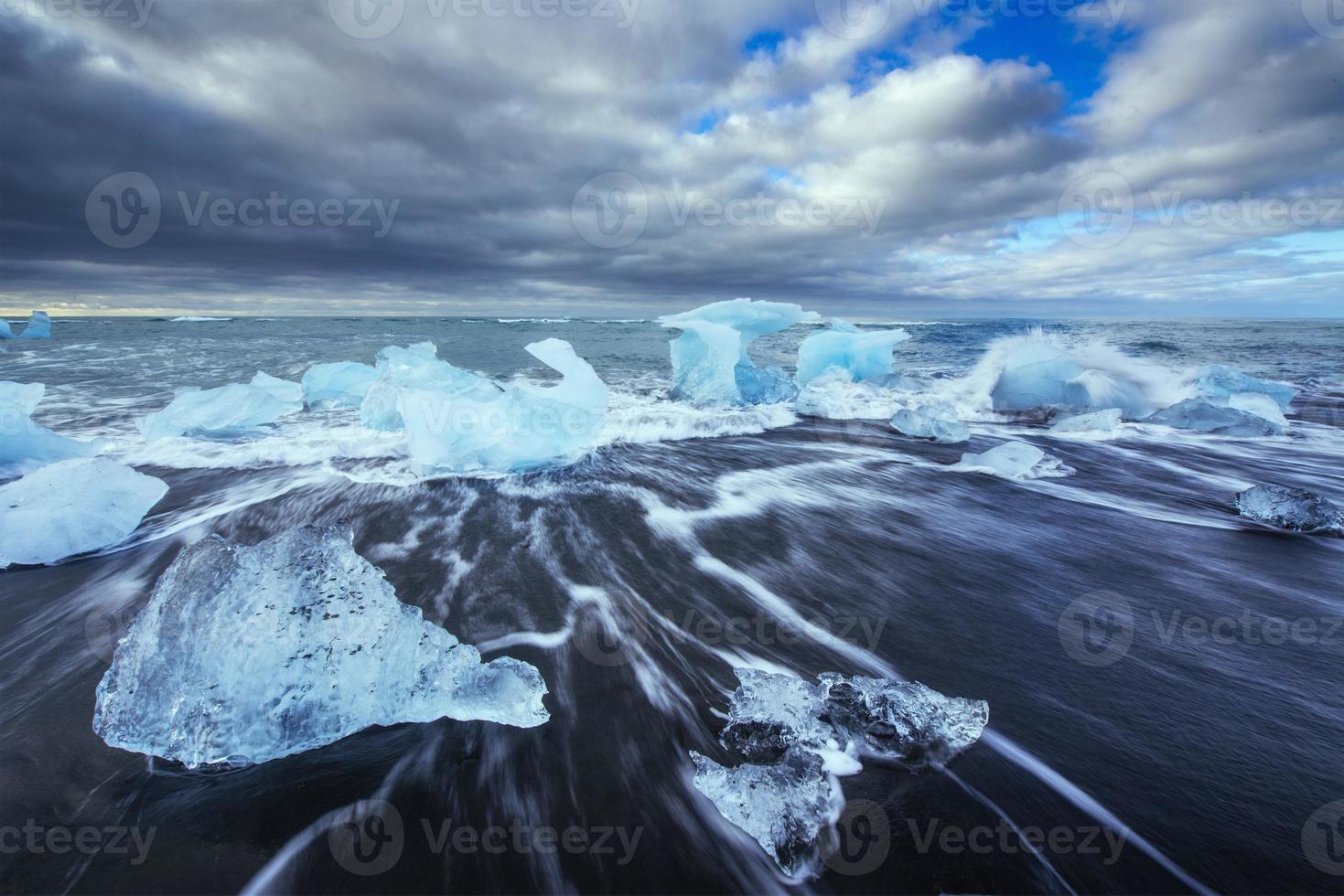 glaciar en la playa volcánica negra islandia foto