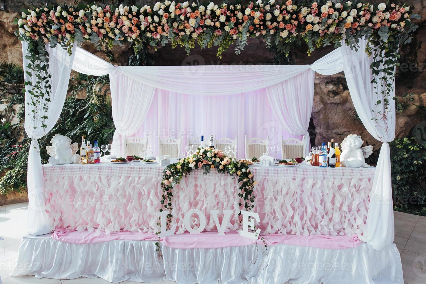 lujosa mesa decorada en la boda del salón principal foto