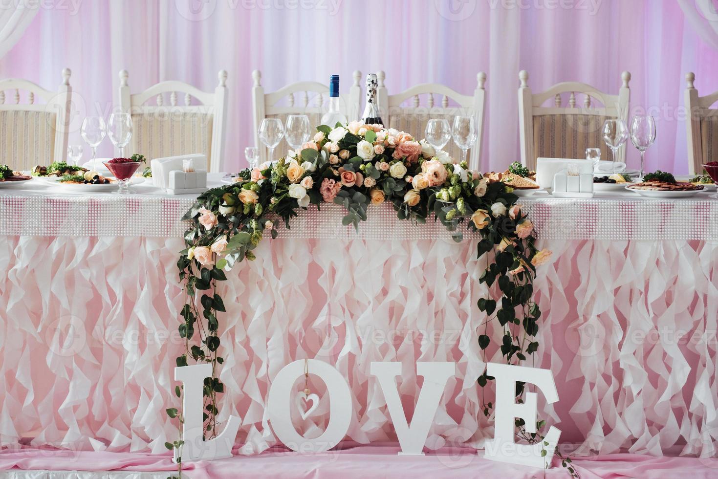 luxurious decorated table in the main hall wedding photo