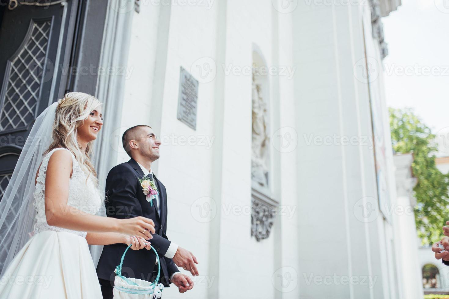 feliz pareja joven posa para los fotógrafos en su día más feliz. foto