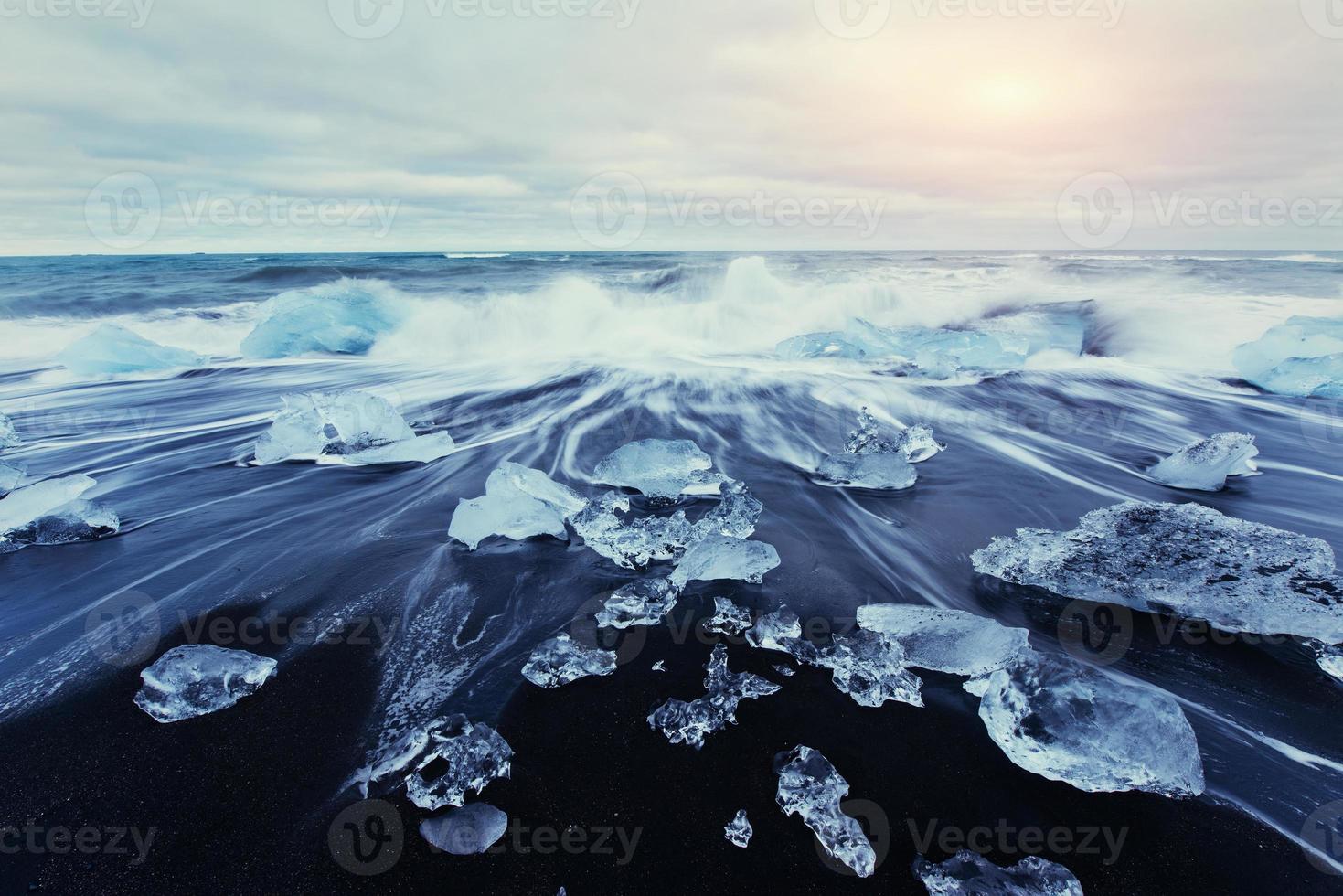 laguna glaciar jokulsarlon, fantástica puesta de sol en la playa negra, foto