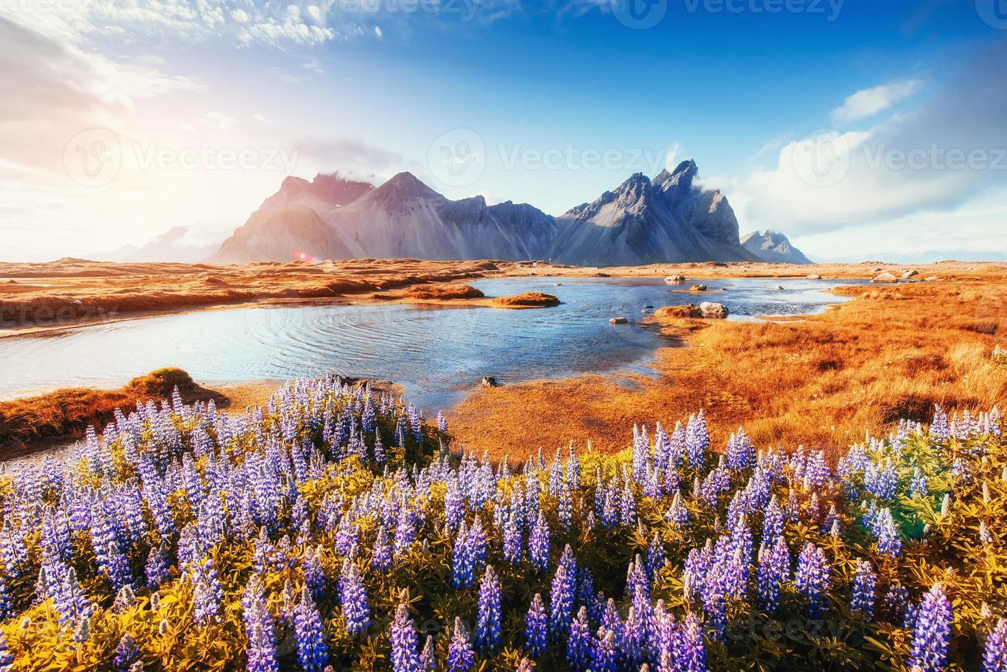 los pintorescos paisajes bosques y montañas de islandia. foto