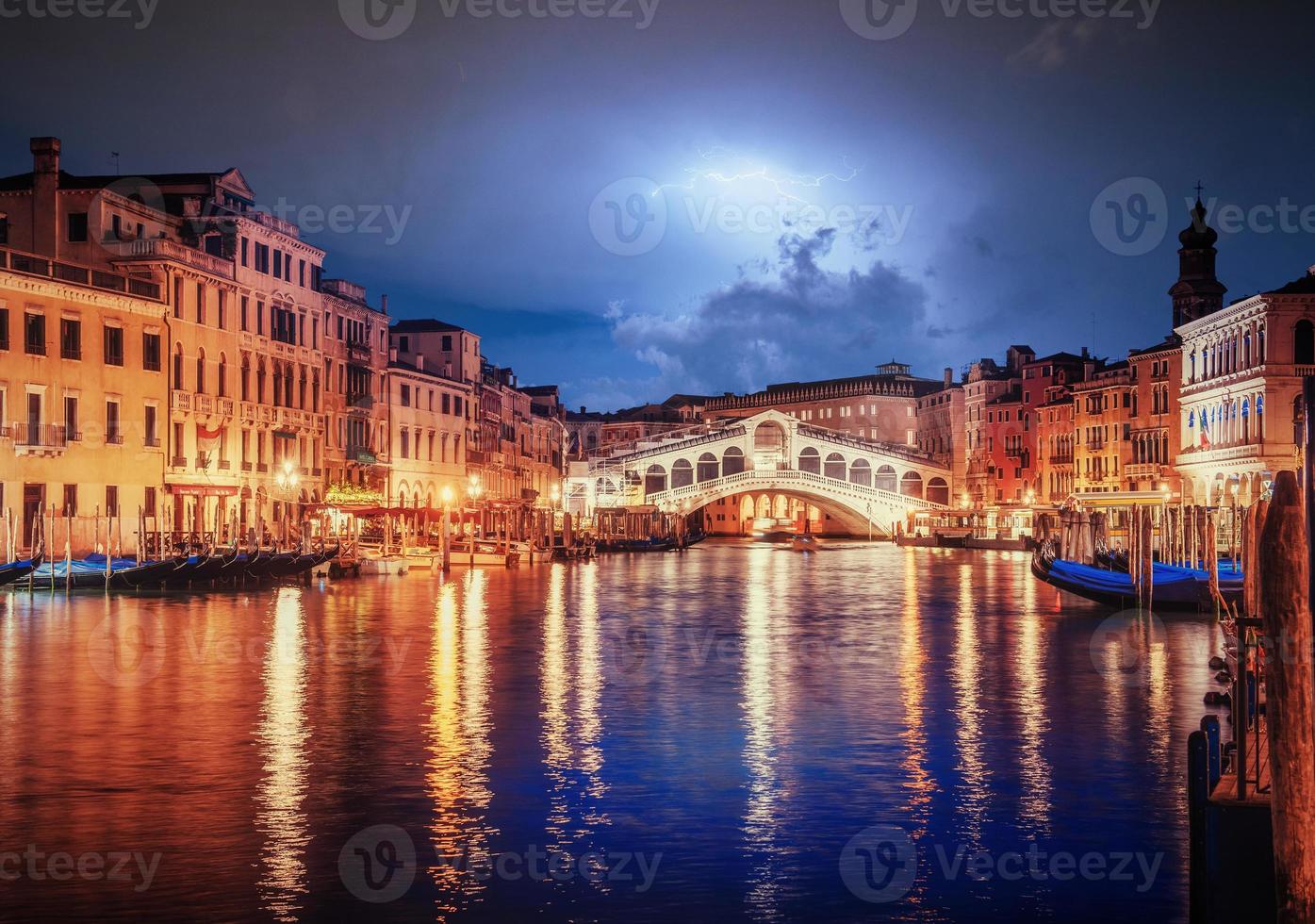 paisaje de la ciudad. puente de rialto en venecia foto