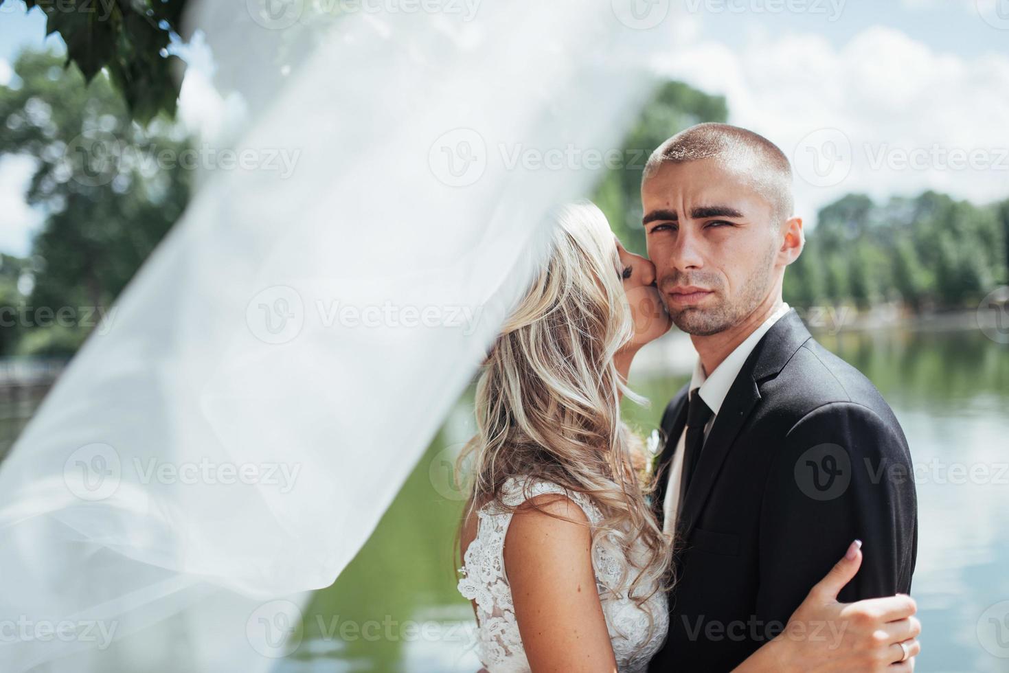 feliz pareja joven posa para los fotógrafos en su día más feliz. foto