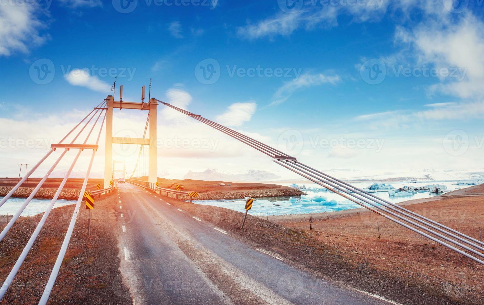 puente sobre un canal que conecta la laguna jokulsarlon y el atlántico foto