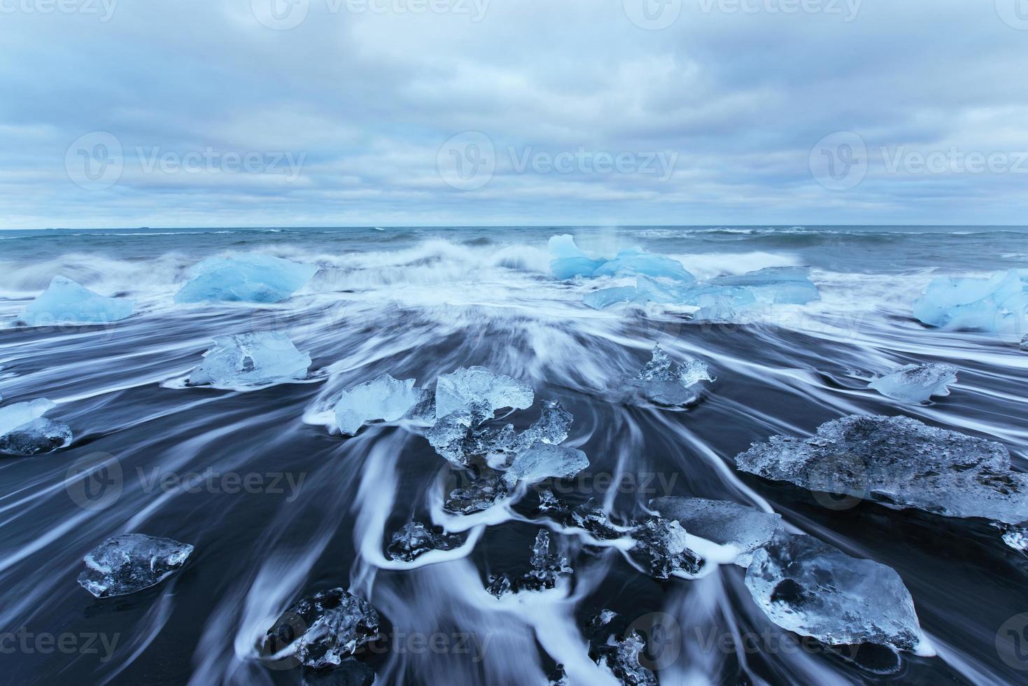 laguna glaciar jokulsarlon, fantástica puesta de sol en la playa negra, foto