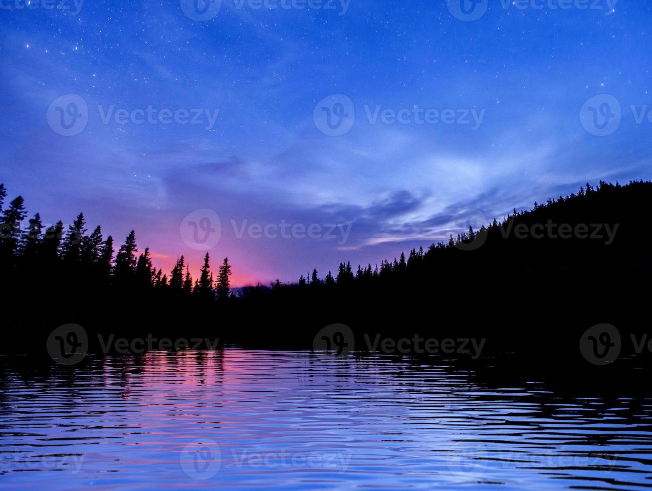 cielo estrellado sobre el mar. montes de Cárpatos. ucrania, europa foto