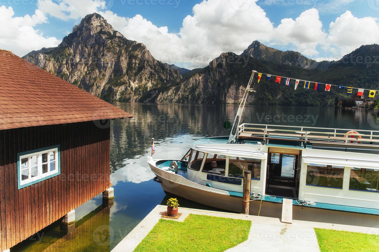 barco en un lago en hallstatt. Austria foto