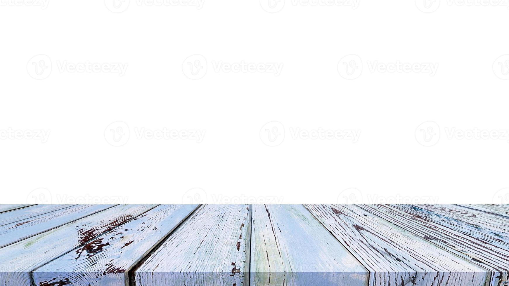 mesa de madera para exhibir o montar productos con fondo blanco en blanco. foto