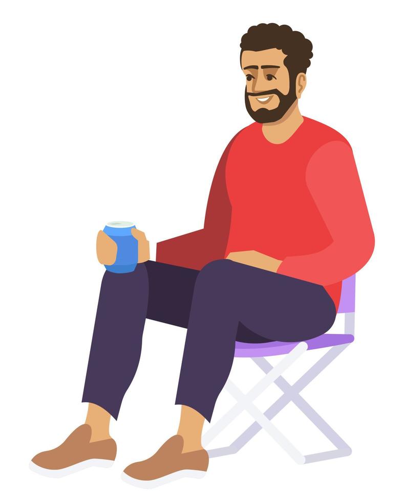 Ilustración de vector de color rgb semiplano de recreación al aire libre. hombre barbudo sentado en una silla de camping con bebida personaje de dibujos animados aislado sobre fondo blanco