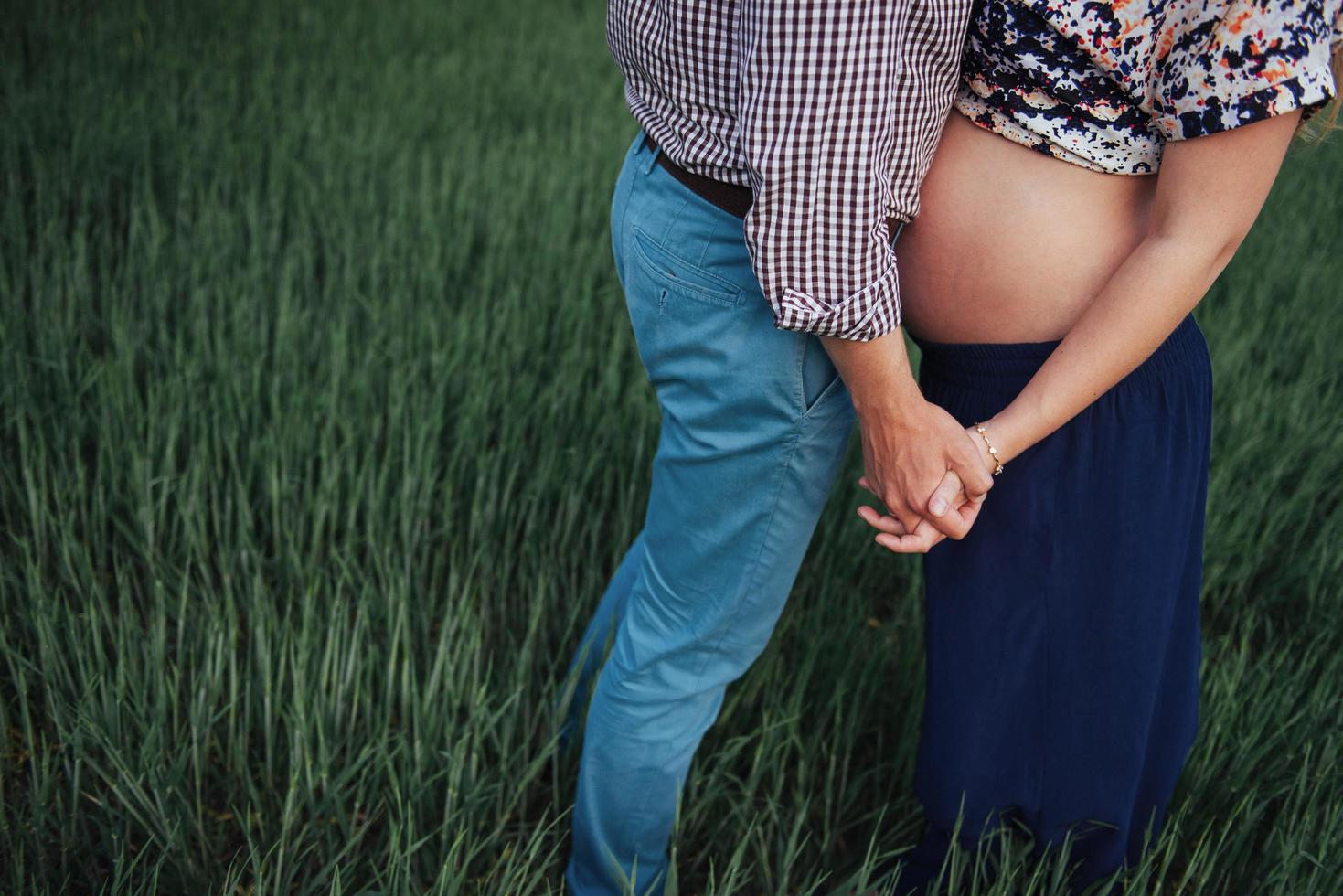 manos y torso de una mujer embarazada su marido foto