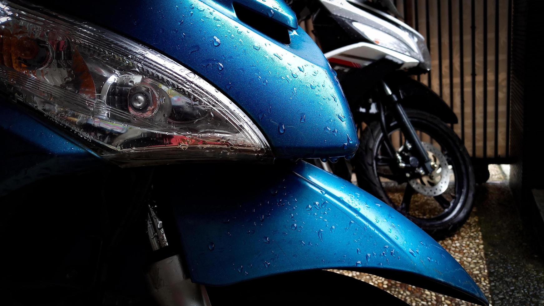 moto azul con gotas de lluvia en la tarde foto