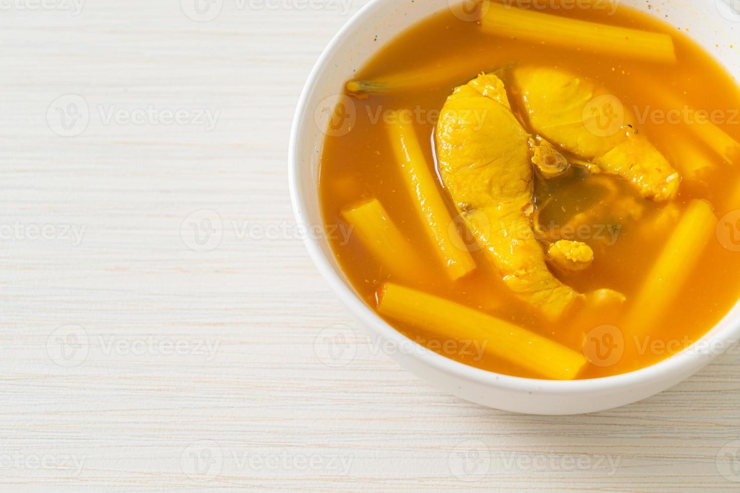 sopa agria con tallo de loto y pescado foto