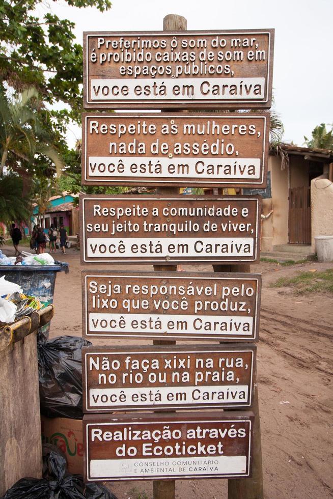 caraiva, bahia, brasil, 6 de marzo de 2022 cartel a la entrada de la pequeña ciudad de caraiva, explique las reglas y lo que se debe y no se debe hacer en la ciudad foto