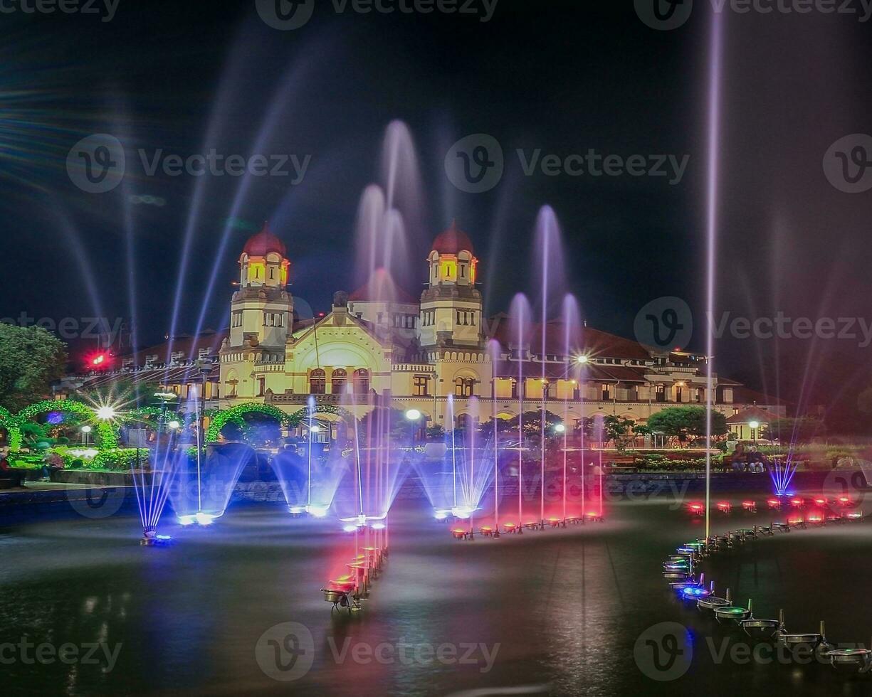 vista de la arquitectura de lawang sewu por la noche foto