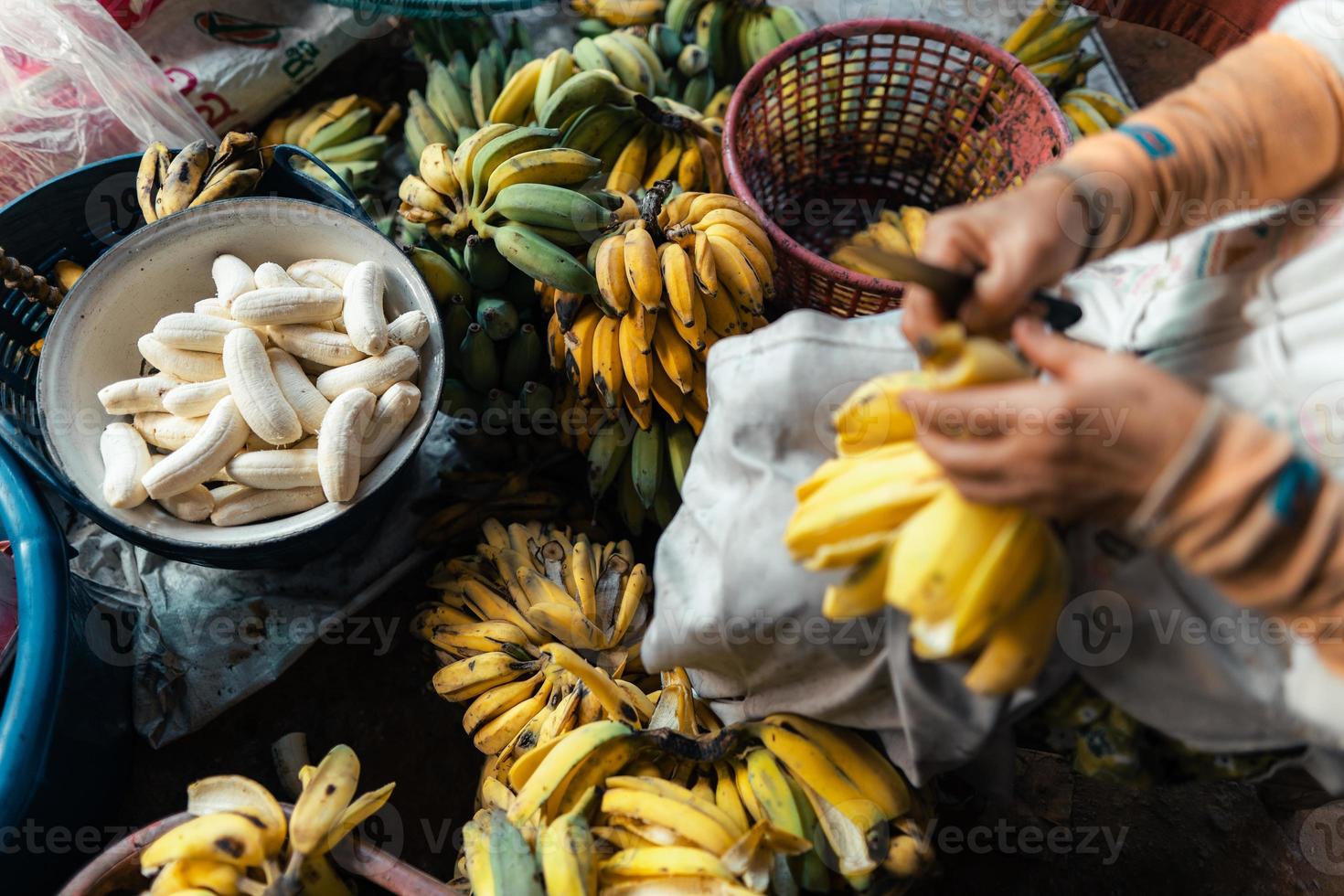 plátano cultivado para procesamiento, plátano en manos del vendedor foto