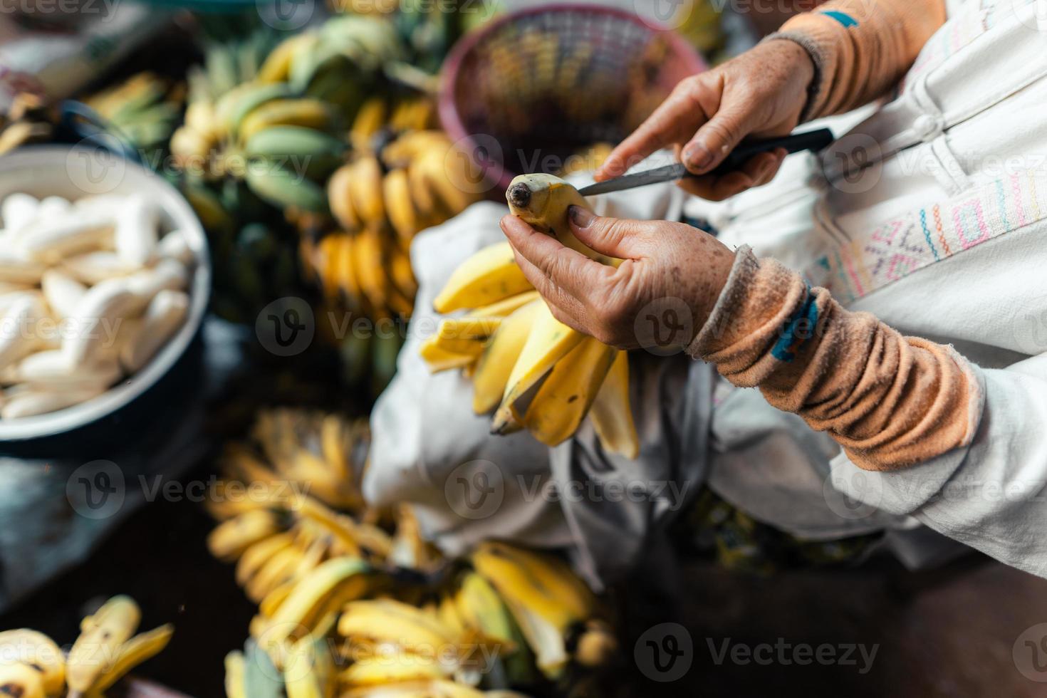 plátano cultivado para procesamiento, plátano en manos del vendedor foto