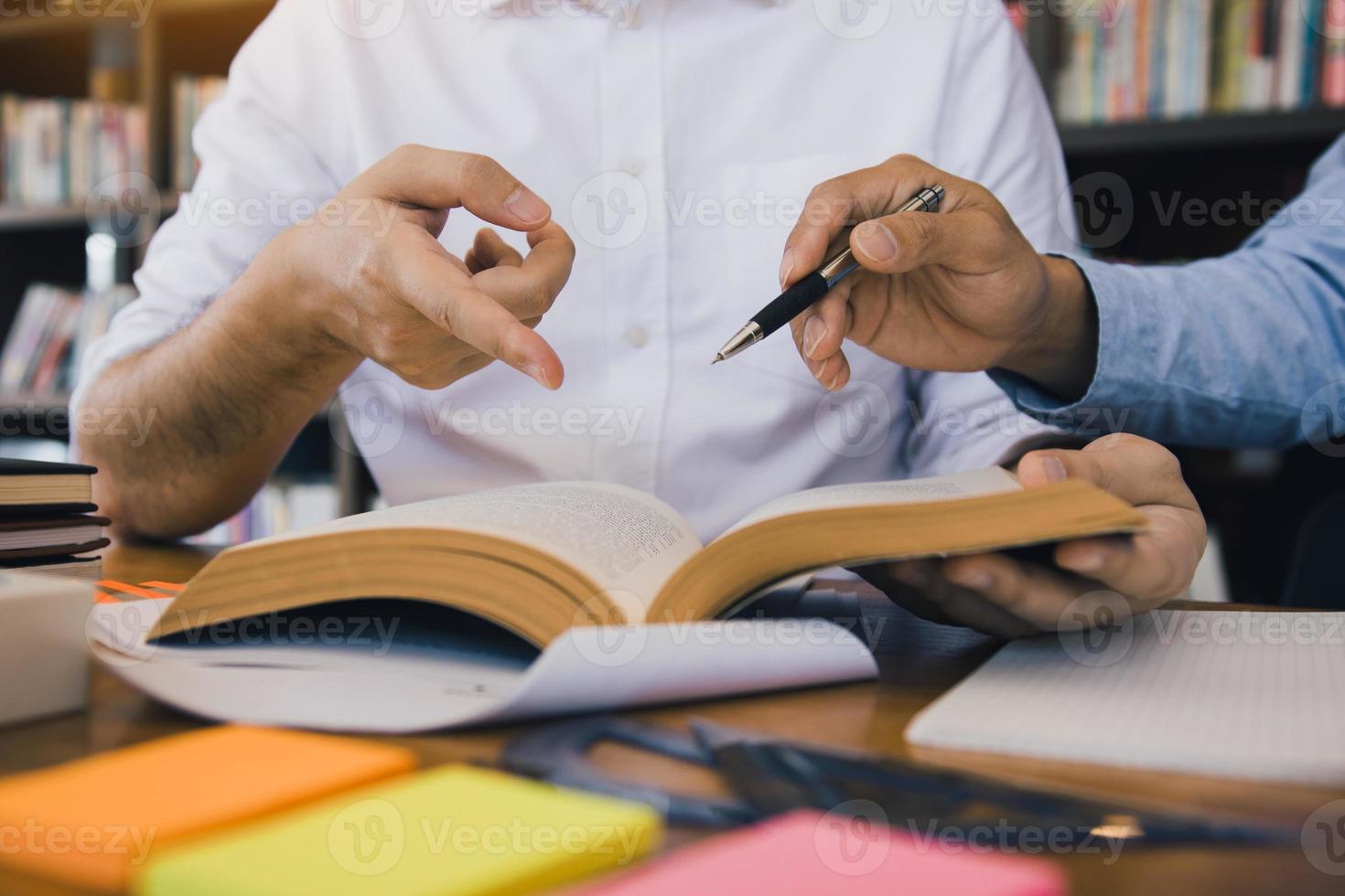 adolescente estudiando en el escritorio y haciendo tareas foto