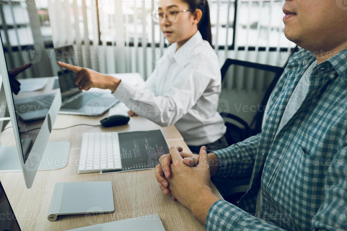 dos equipos asiáticos que trabajan en el desarrollo de programadores de diseño de sitios web de tecnología de programación y encriptación en el escritorio de la oficina. foto