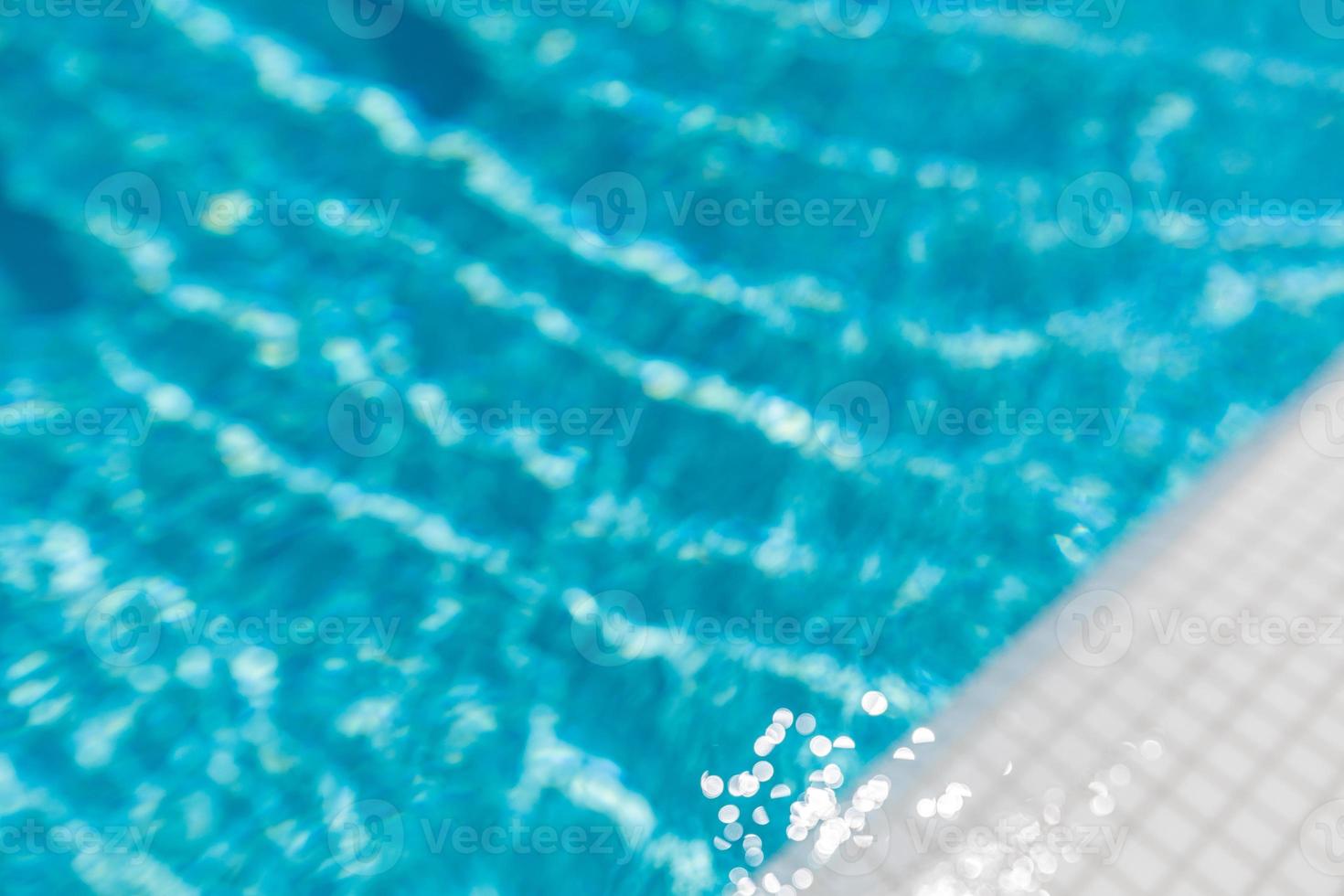 superficie de agua ondulada de la piscina. agua rasgada azul en la piscina banner de vacaciones de verano, actividad recreativa de relajación al aire libre foto