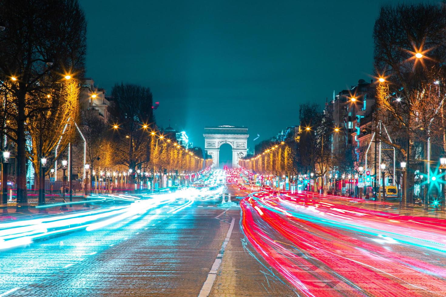 Vista de los semáforos de Champ Elysees desde el paso de peatones durante la noche. foto