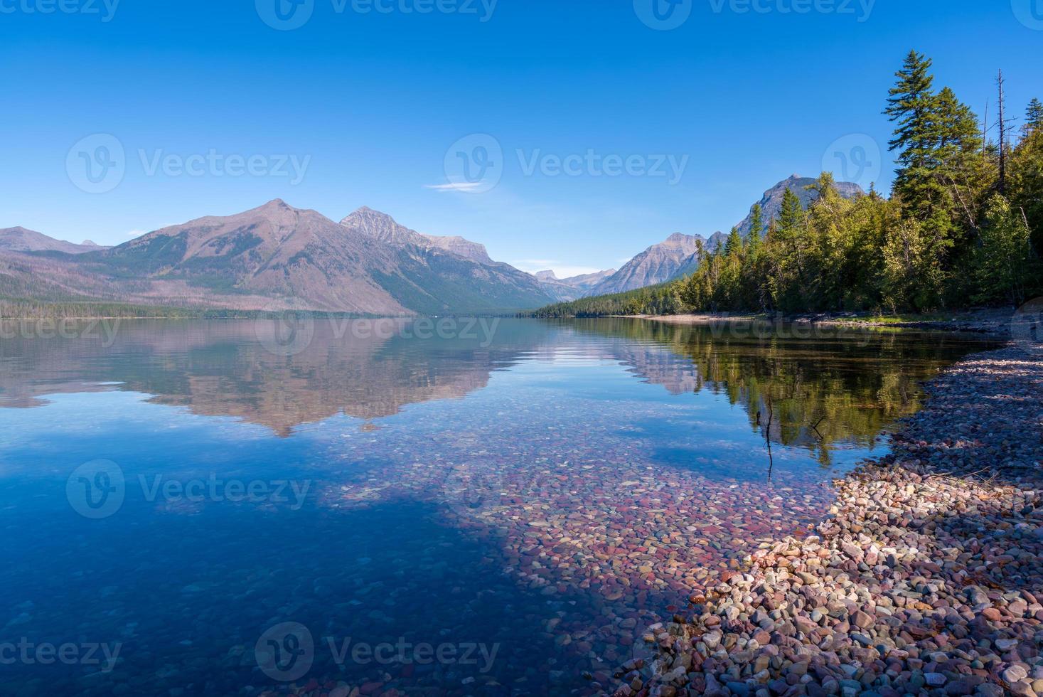 piedras de colores en el lago mcdonald cerca de apgar en montana foto