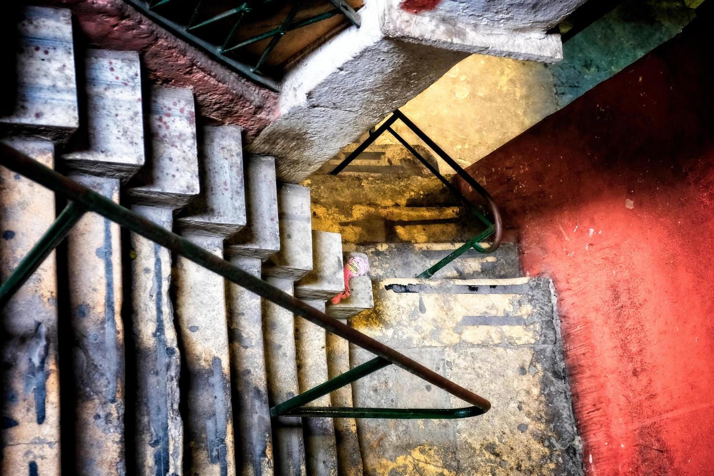 estambul, turquía - 25 de mayo. vista de una escalera en un patio en el gran bazar en estambul, turquía el 25 de mayo de 2018. foto