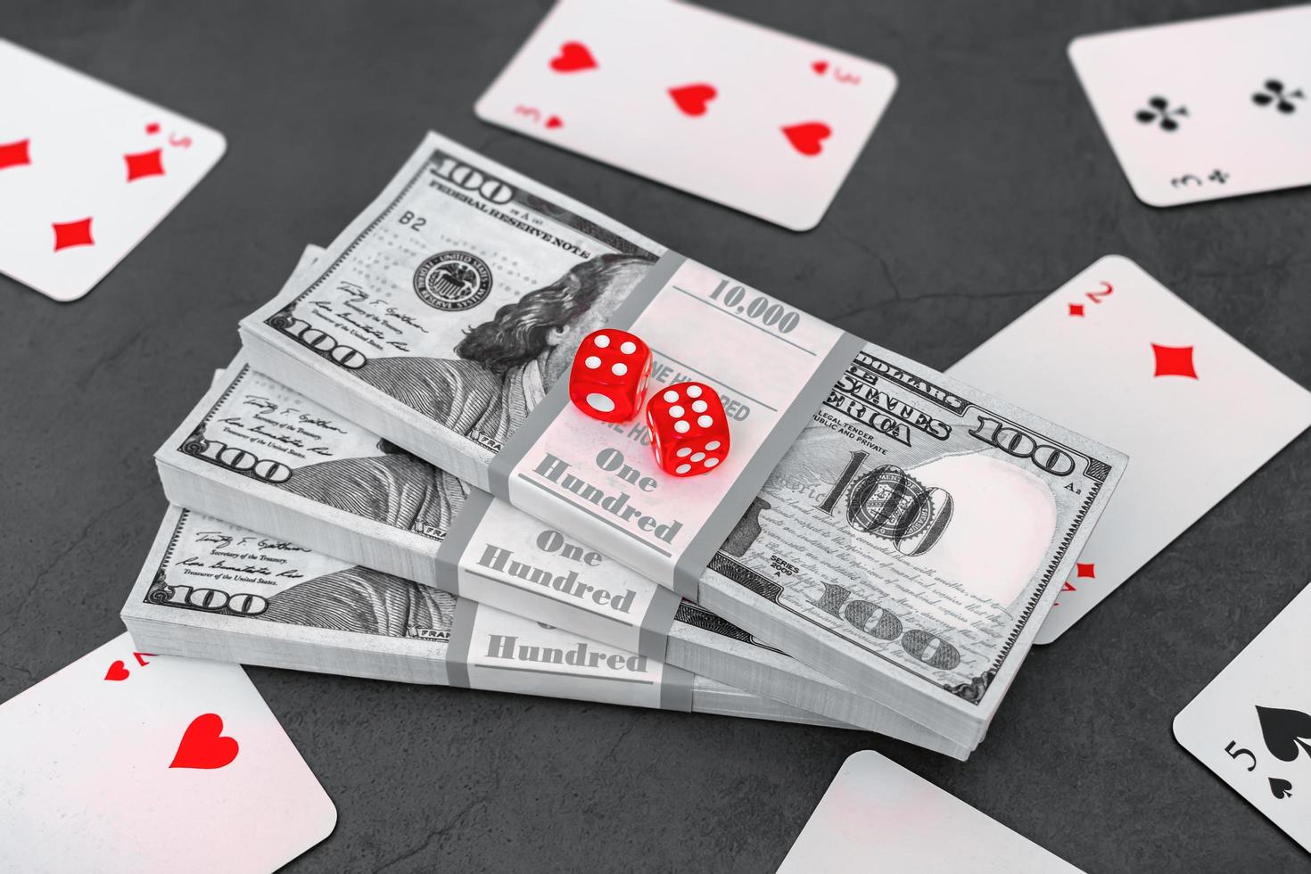 tarjetas de dinero y dados de póquer en una mesa en un casino, que simbolizan ganar o perder foto