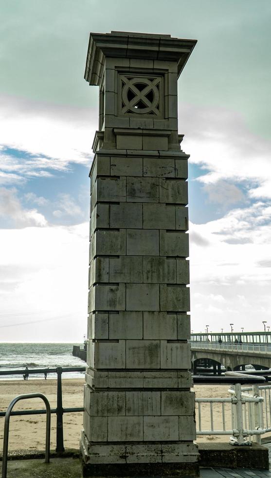 estatua frente al mar bournemouth foto