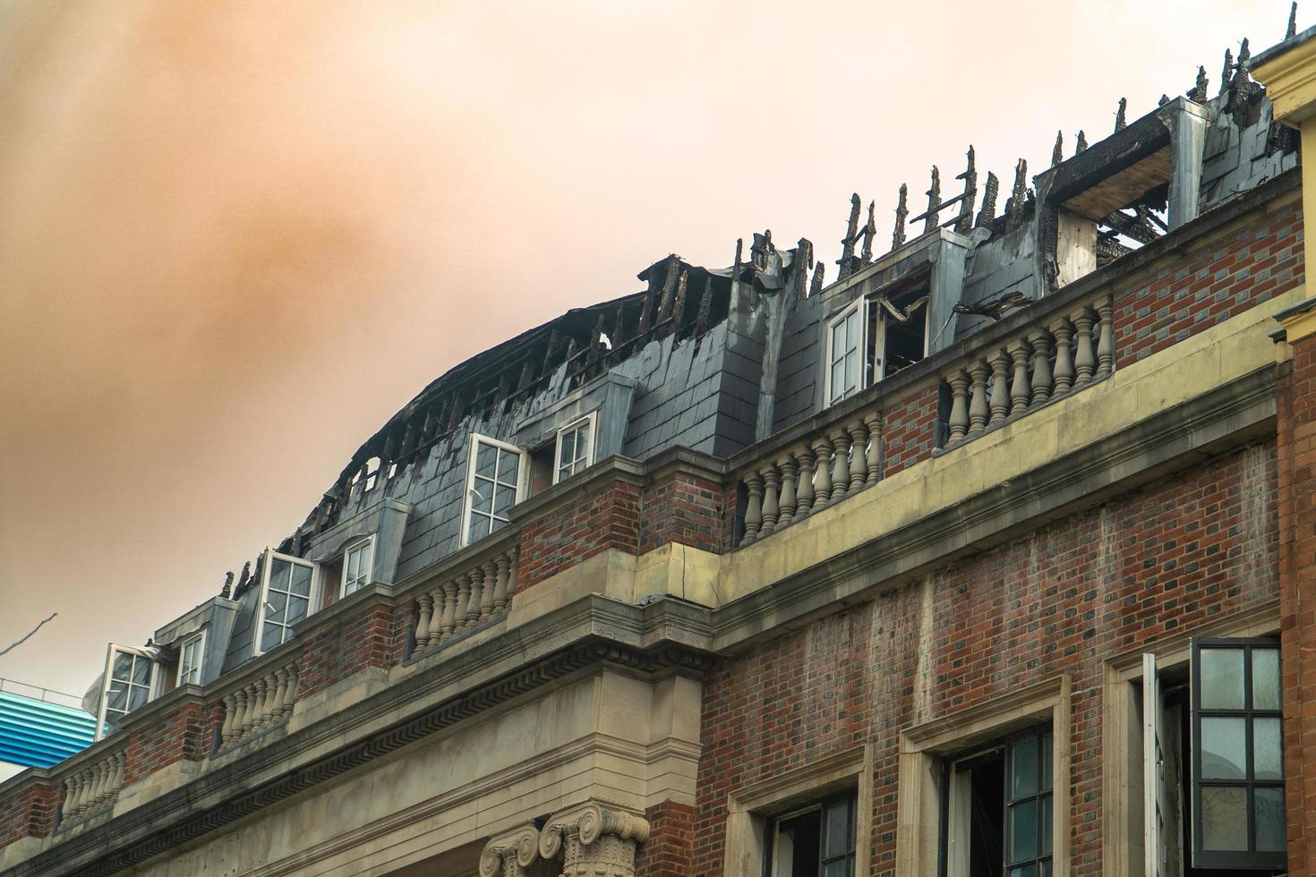 edificio quemado con cielo ahumado foto