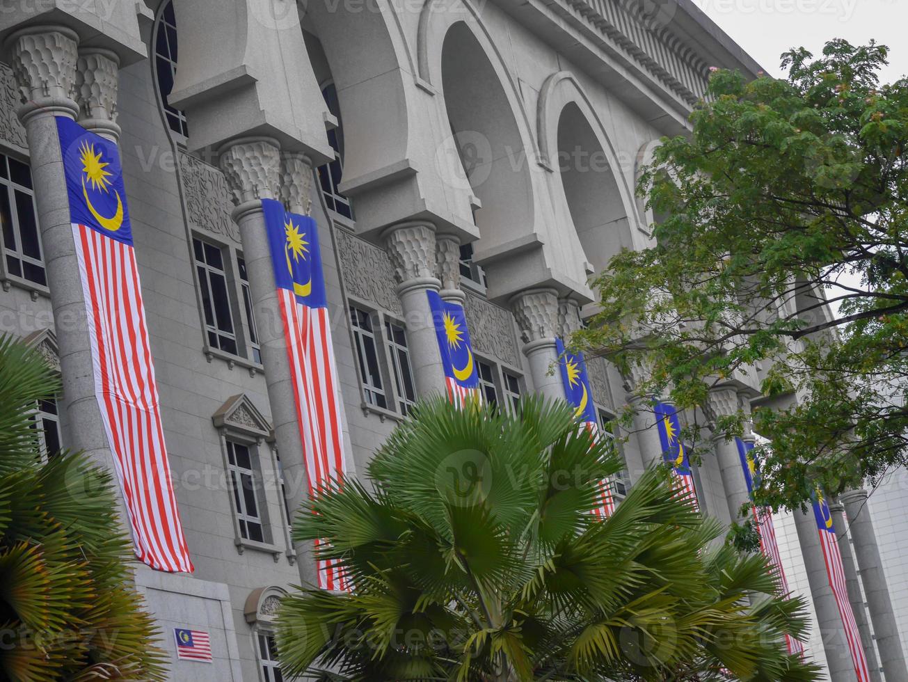 la bandera de malasia está decorada en el edificio foto