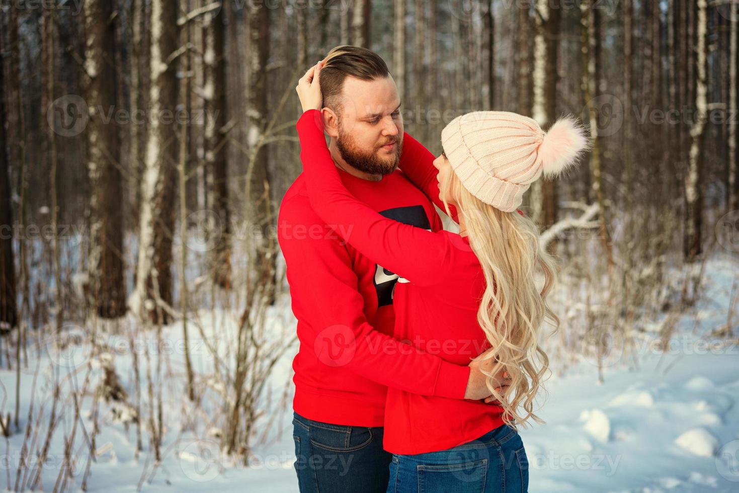 hermosa pareja joven en invierno en el bosque, abrazo, romance feliz foto