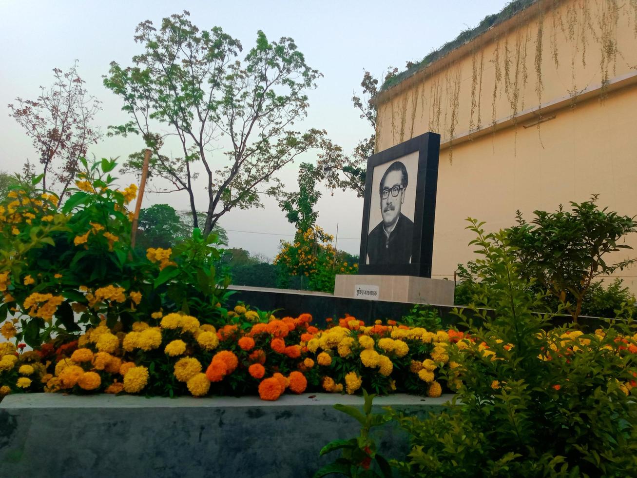 Sheikh Mujibur Rahman and Flowers photo