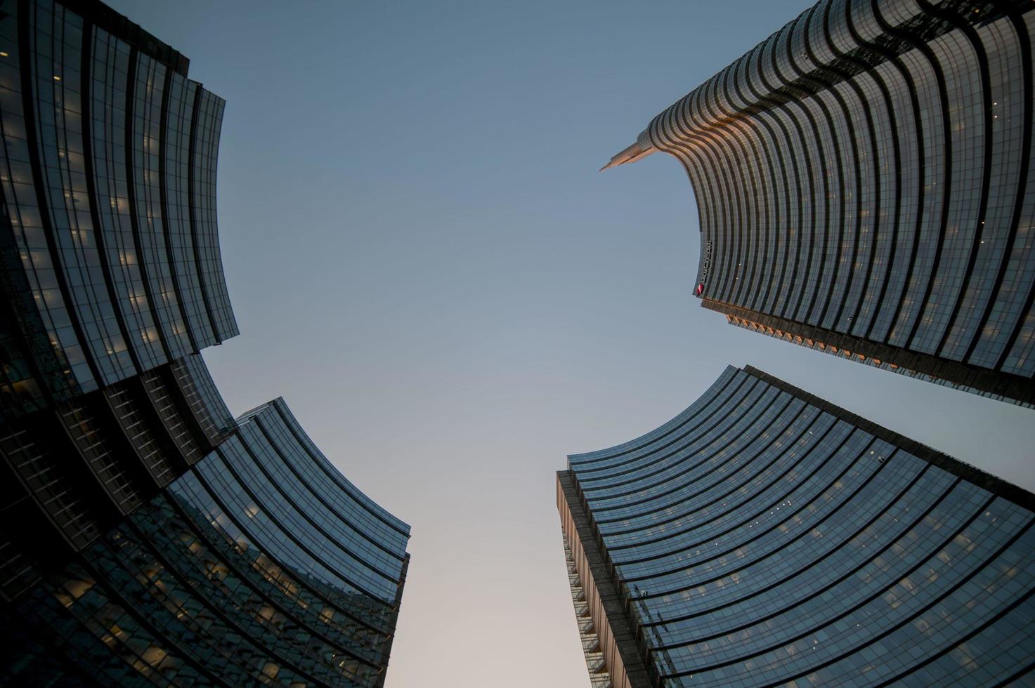 piazza gae aulenti en milán foto