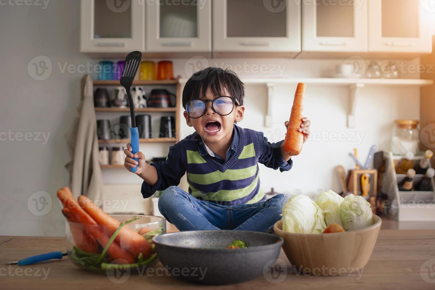 el chico que muestra una emoción enojada. el concepto de la emoción de un niño violento foto