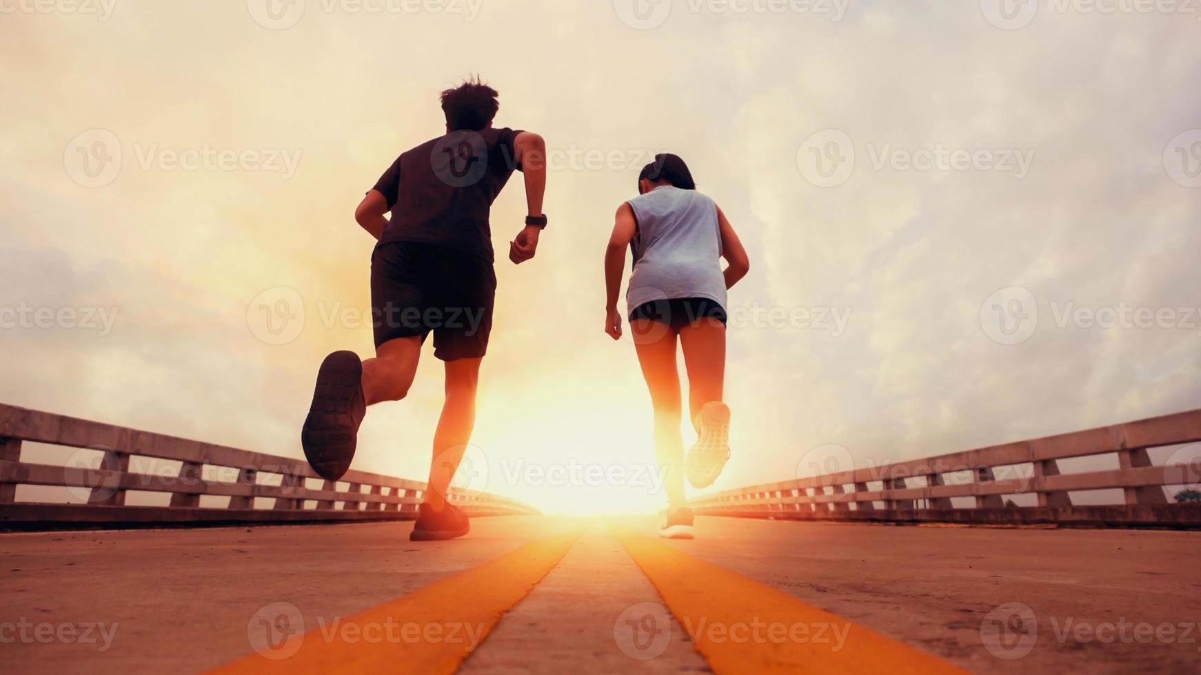 dos corredores corrieron afuera. y correr en caminos para trotar. el concepto de crear buena salud foto