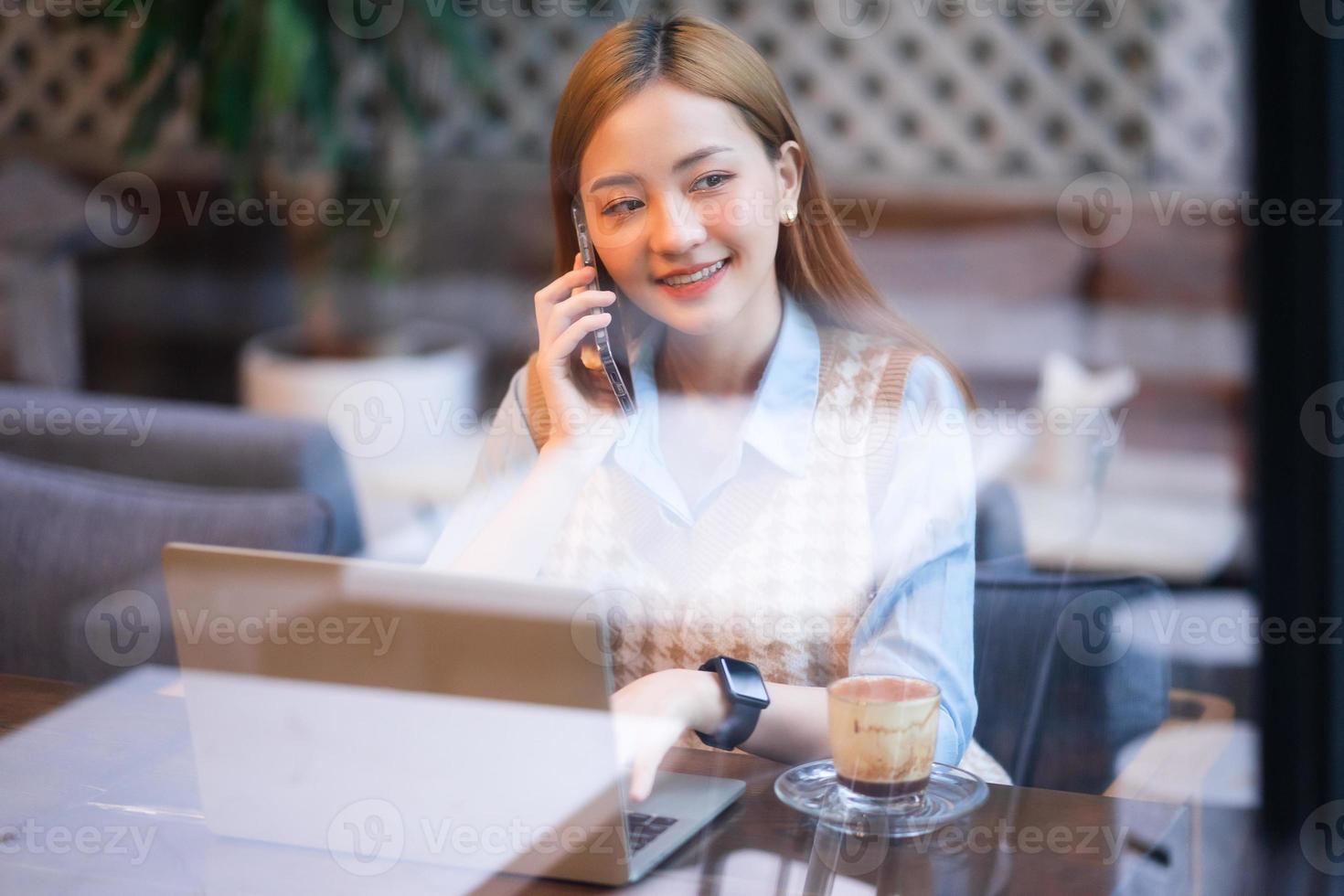 mujer de negocios asiática joven que trabaja en la cafetería foto