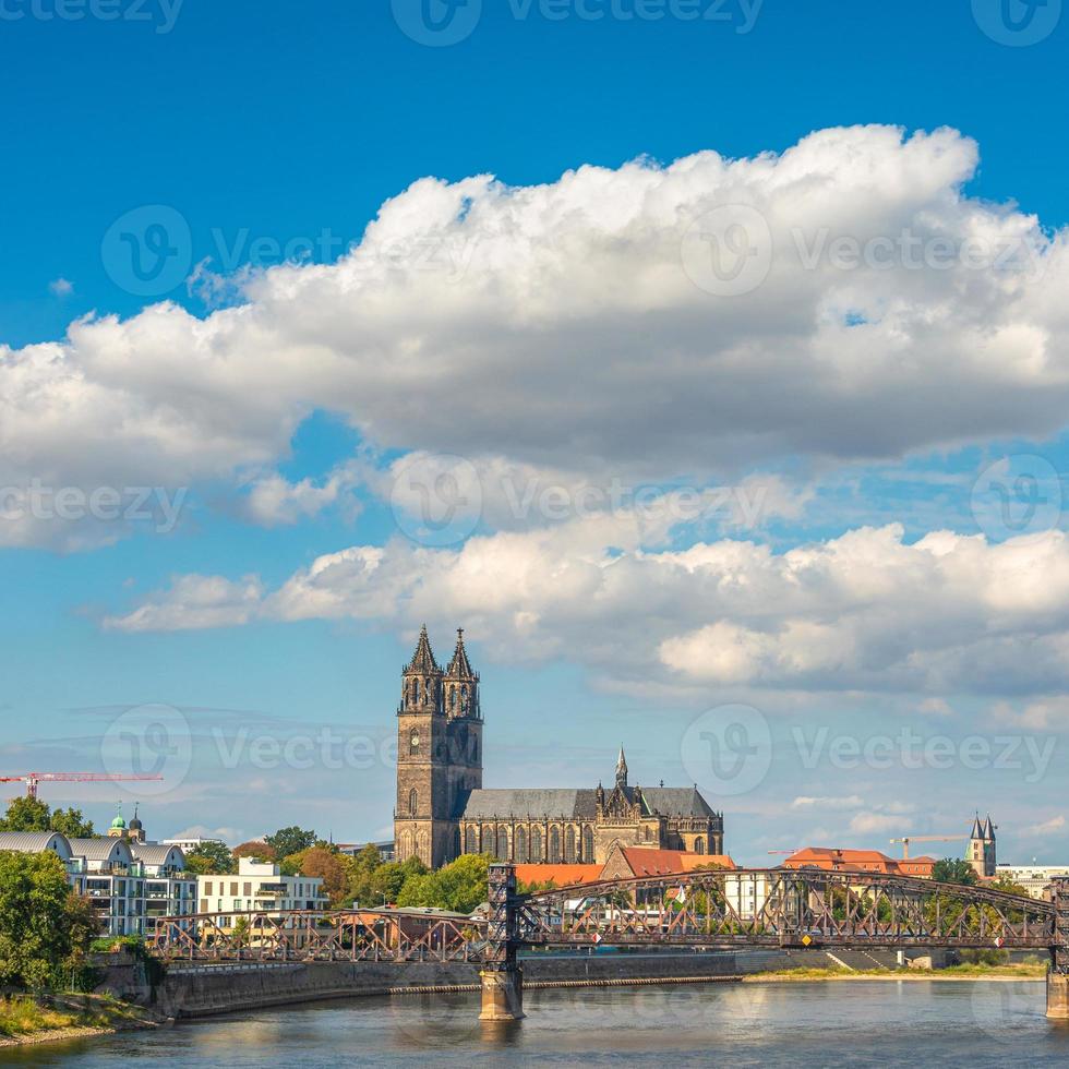 centro histórico de magdeburgo, casco antiguo, río elba, antigua pasarela y magnífica catedral a principios de otoño con cielo azul y nubes, magdeburgo, alemania. foto