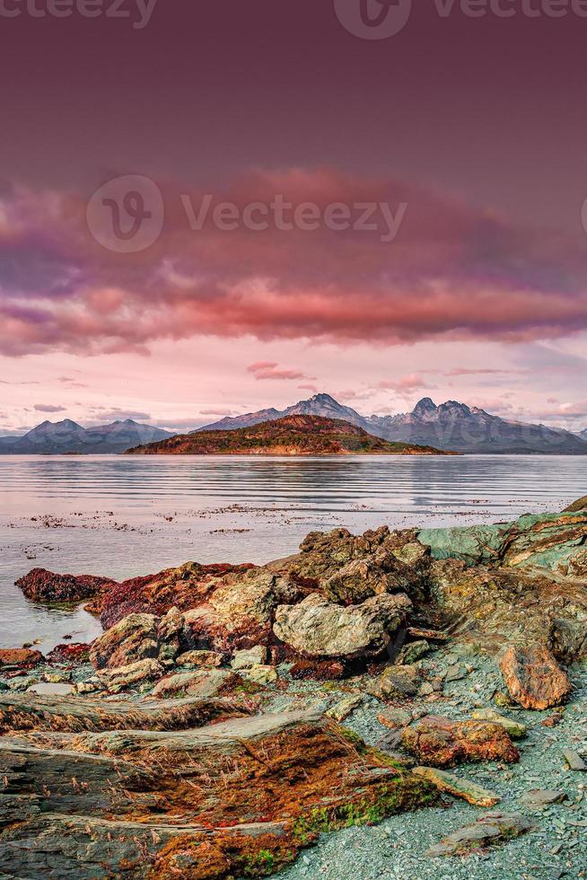 portada con vista al atardecer sobre la bahía de ensenada zaratiegui en el parque nacional tierra del fuego, canal beagle, patagonia, argentina, principios de otoño. foto