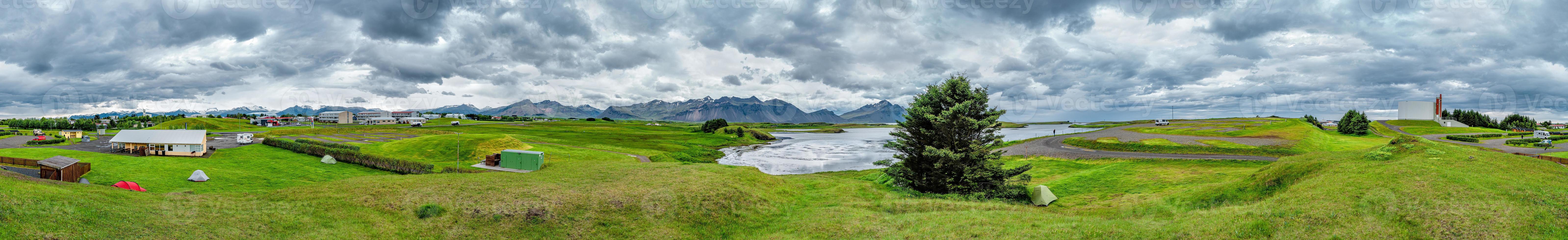 hermoso paisaje islandés panorámico con montañas, lagunas y praderas cerca de la ciudad de hofn, al sur de islandia. foto