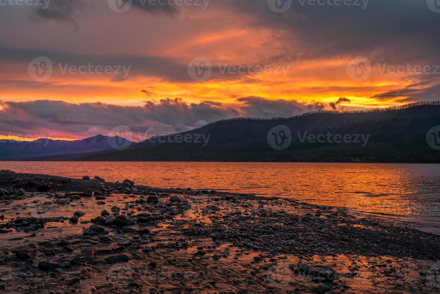 puesta de sol en el lago mcdonald en montana foto