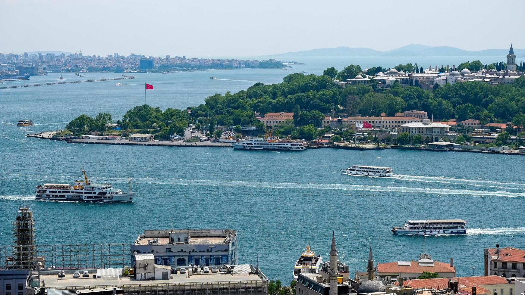 estambul, turquía, 2018 - vista de los edificios a lo largo del bósforo en estambul, turquía el 24 de mayo de 2018 foto