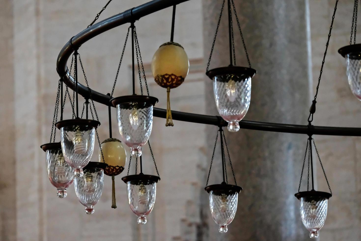 estambul, turquía, 2018 - accesorio de iluminación en la mezquita suleymaniye en estambul, turquía el 28 de mayo de 2018 foto