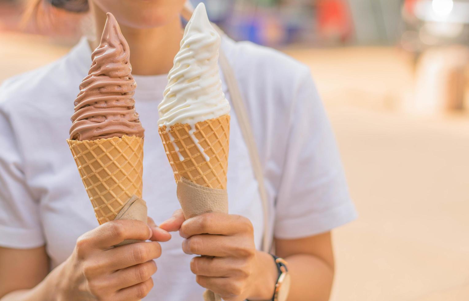 delicioso cono de helado en dos manos foto