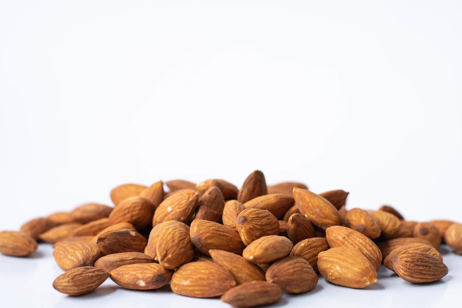 Deliciosa almendra sobre fondo blanco. foto