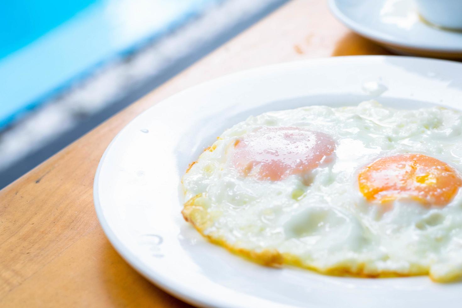 delicioso huevo frito para el desayuno de la mañana foto