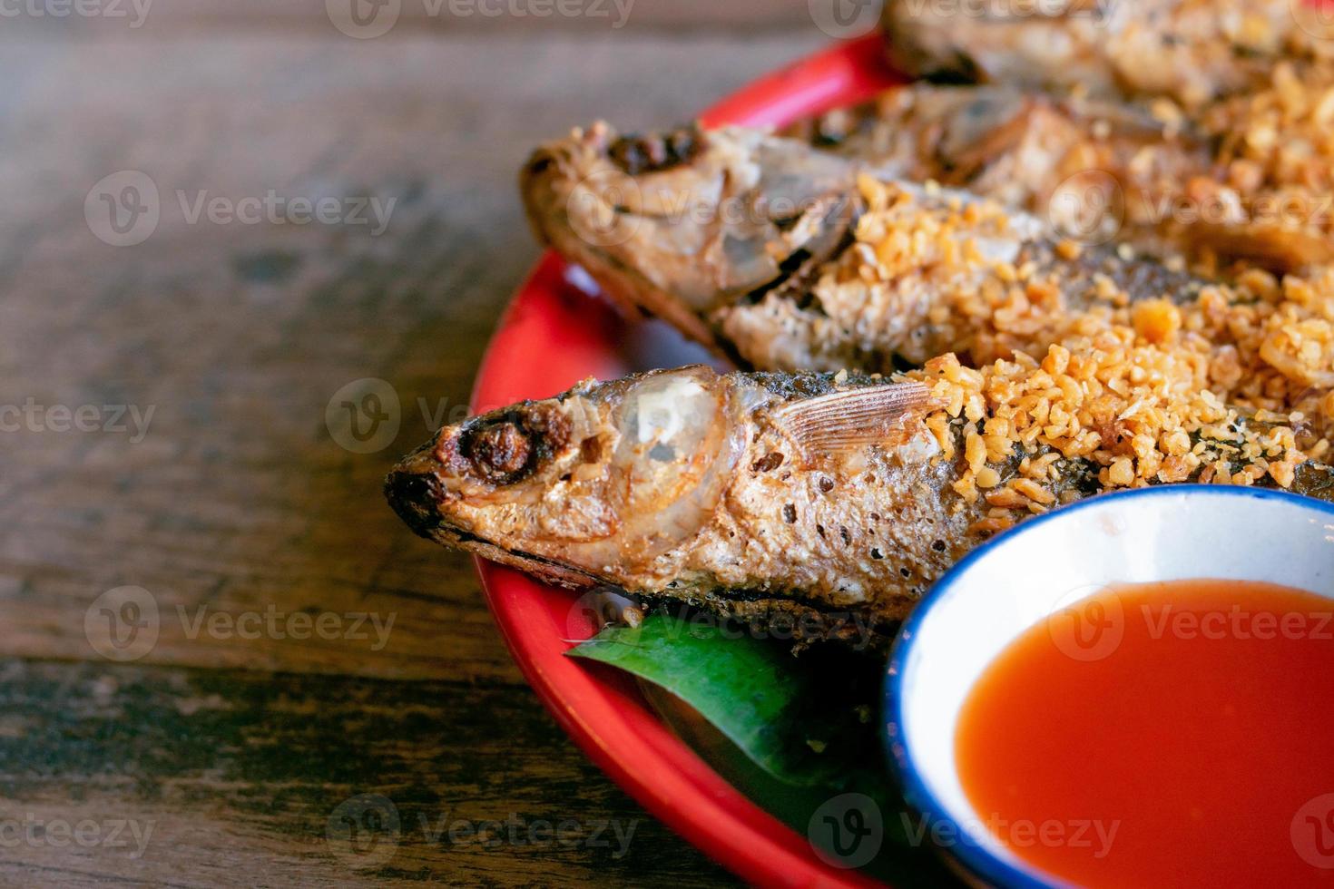 delicioso pescado frito y salsa roja foto