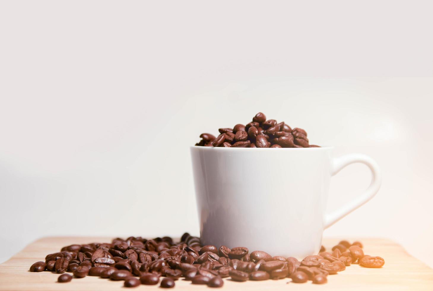 granos de cafe en una taza foto