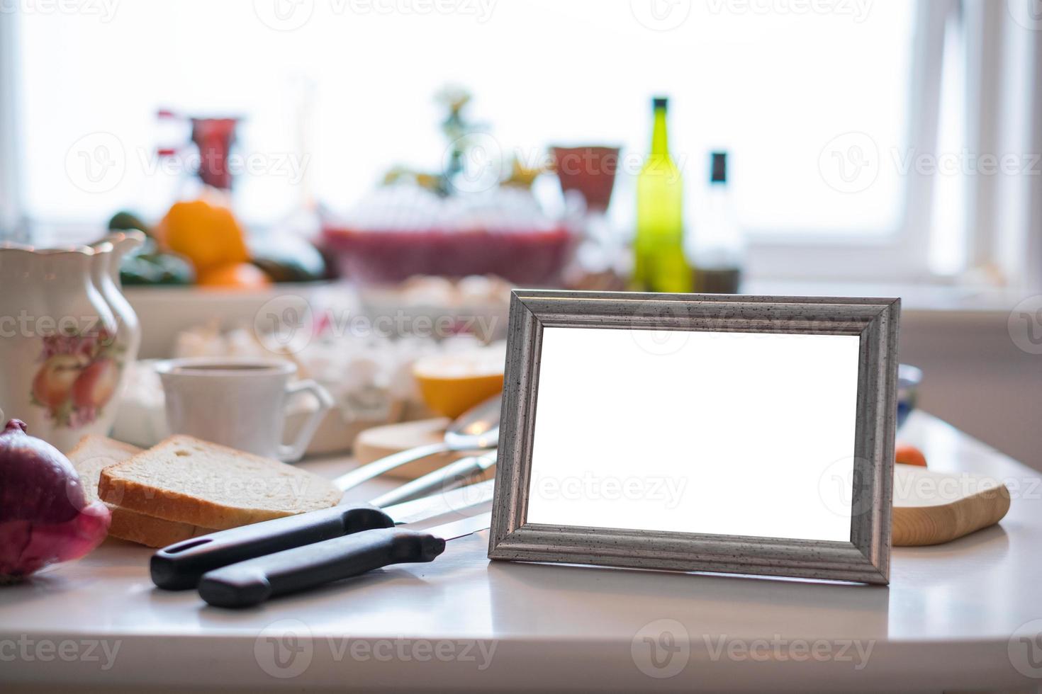 marco de imagen en blanco en la mesa de comedor foto