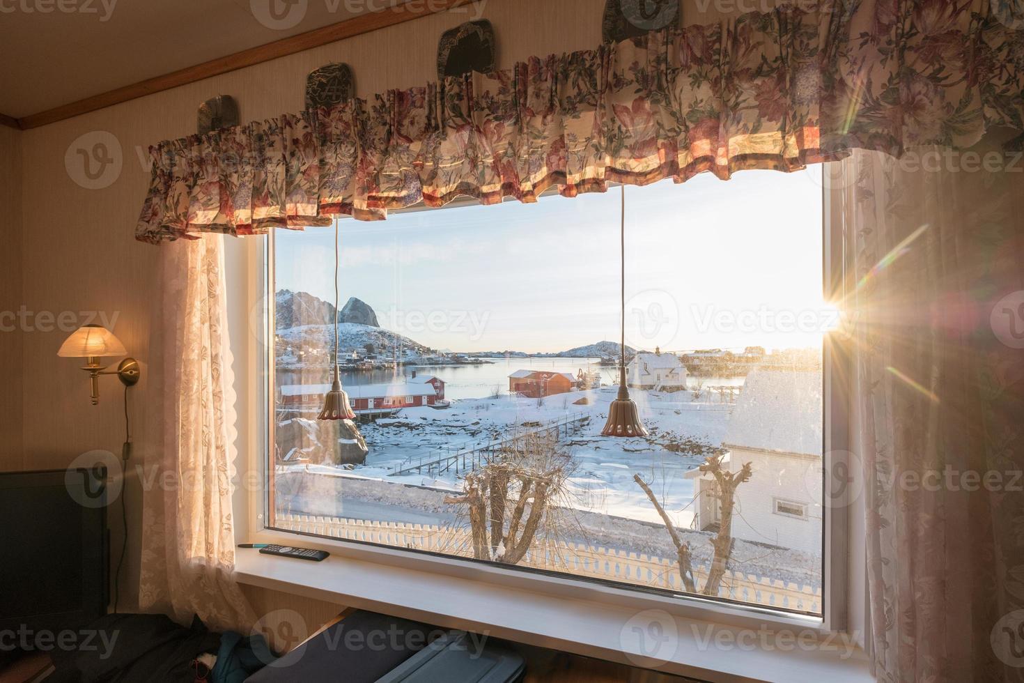 vista de la ventana con sol a través de la cortina en invierno foto